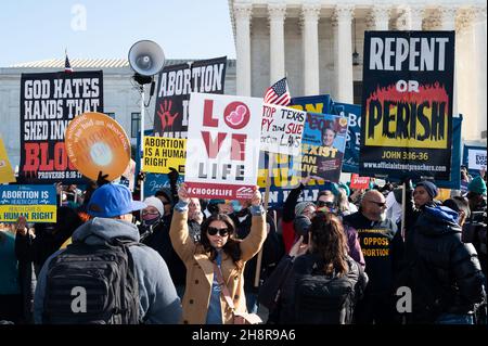 Washington, Stati Uniti. 01 dicembre 2021. I manifestanti hanno dei segni che dicono "Love life" e "Repent or Perish" per una protesta in cui un gran numero di manifestanti pro-scelta e pro-vita si è riunito fuori dalla Corte Suprema il giorno in cui ha sentito argomenti riguardanti una legge sull'aborto in Mississippi. Credit: SOPA Images Limited/Alamy Live News Foto Stock