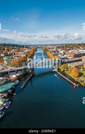 Una vista del porto turistico e del ponte levatoio Fremont dal ponte Aurora che va a Fremont, Washington. Foto Stock