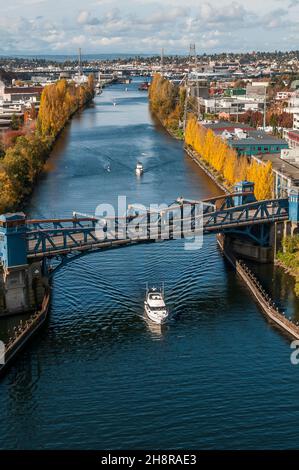 Una vista del porto turistico e del ponte levatoio Fremont dal ponte Aurora che va a Fremont, Washington. Foto Stock