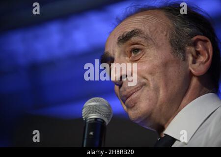 Nimes, Francia. 15 ottobre 2021. Primo piano di Eric Zemmour mentre parla a una conferenza.il polemicista di estrema destra Eric Zemmour ha annunciato il 01 dicembre 2021 che è ufficialmente un candidato per le elezioni presidenziali francesi. Per convalidare definitivamente la sua candidatura dovrà trovare 500 sponsorizzazioni di rappresentanti da depositare davanti al consiglio costituzionale. Le elezioni presidenziali francesi sono a maggioranza con due turni le cui date sono fissate al 10 e 24 aprile 2022. (Credit Image: © Laurent Coust/SOPA Images via ZUMA Press Wire) Foto Stock