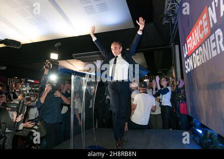 Nimes, Francia. 15 ottobre 2021. Eric Zemmour si attiva mentre cammina sul palco.il polemicista estrema destra Eric Zemmour ha annunciato il 01 dicembre 2021 che è ufficialmente candidato alle elezioni presidenziali francesi. Per convalidare definitivamente la sua candidatura dovrà trovare 500 sponsorizzazioni di rappresentanti da depositare davanti al consiglio costituzionale. Le elezioni presidenziali francesi sono a maggioranza con due turni le cui date sono fissate al 10 e 24 aprile 2022. (Credit Image: © Laurent Coust/SOPA Images via ZUMA Press Wire) Foto Stock