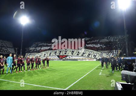 Salerno, Italia. 30 Nov 2021. I sostenitori della salernitana americana durante la serie A match tra la salernitana 1919 americana e la Juventus allo Stadio Arechi di Salerno, Italia, il 30 novembre 2021. Credit: Giuseppe Maffia/Alamy Live News Foto Stock