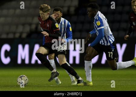 SHEFFIELD, GBR. 1 DICEMBRE Tom Crawford di Hartlepool United si allontana da Sheffield Wednesday's Fisayo DELE-Bashiru durante la partita del Papa John's Trophy tra Sheffield Wednesday e Hartlepool United a Hillsborough, Sheffield mercoledì 1 dicembre 2021. (Credit: Scott Llewellyn | MI News) Credit: MI News & Sport /Alamy Live News Foto Stock