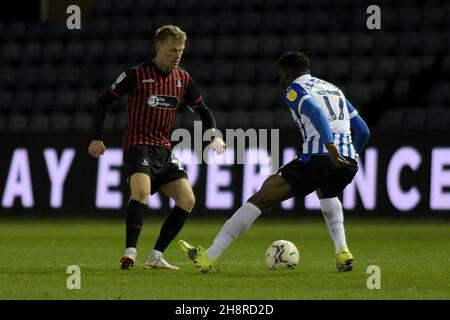 SHEFFIELD, GBR. 1 DICEMBRE Luke Hendriel di Hartlepool United fa un brivido per battere il Fisayo DELE-Bashiru di Sheffield Wednesday durante la partita del Papa John's Trophy tra Sheffield Wednesday e Hartlepool United di Hillsborough, Sheffield Wednesday 1 December 2021. (Credit: Scott Llewellyn | MI News) Credit: MI News & Sport /Alamy Live News Foto Stock