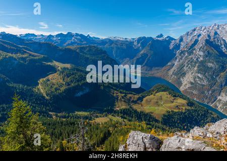 Vista dall'altopiano di Jenner circa 1800m s.l.m. al lago Königsee circondato da alte cime, Alpi Bavaresi, alta Baviera, Germania meridionale Foto Stock