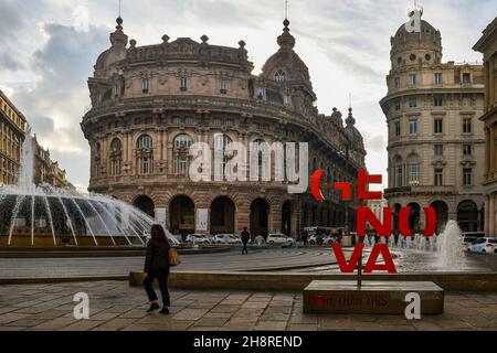 Piazza De Ferrari nel centro della città con il logo della città, la fontana e la Borsa in una nuvolosa giornata autunnale, Genova, Liguria Foto Stock