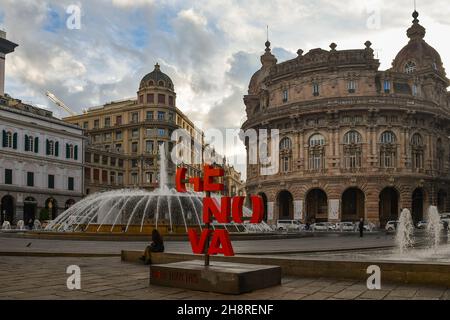 Piazza De Ferrari nel centro della città con il logo della città, la fontana e la Borsa in una nuvolosa giornata autunnale, Genova, Liguria Foto Stock