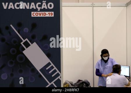 Lisbona, Portogallo. 1 dicembre 2021. Il 1° dicembre 2021 un operatore medico somministra il vaccino COVID-19 ad un ricevente in un nuovo centro di vaccinazione di Lisbona, Portogallo. Credit: Pedro Fiuza/Xinhua/Alamy Live News Foto Stock