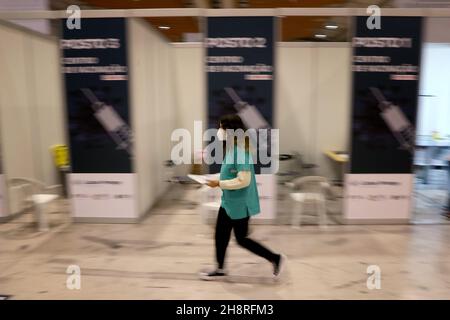 Lisbona, Portogallo. 1 dicembre 2021. Un operatore medico che detiene un vassoio con i vaccini COVID-19 cammina in un nuovo centro di vaccinazione a Lisbona, Portogallo, il 1° dicembre 2021. Credit: Pedro Fiuza/Xinhua/Alamy Live News Foto Stock