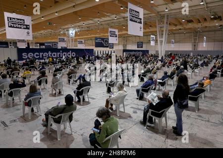 Lisbona, Portogallo. 1 dicembre 2021. Le persone attendono di ricevere il vaccino COVID-19 in un nuovo centro di vaccinazione a Lisbona, Portogallo, il 1° dicembre 2021. Credit: Pedro Fiuza/Xinhua/Alamy Live News Foto Stock