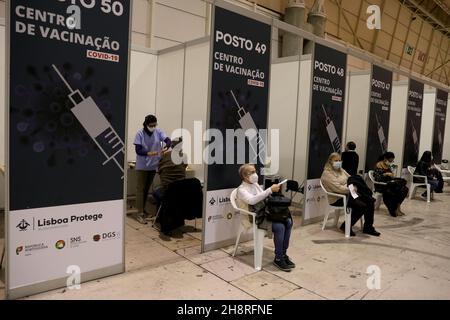Lisbona, Portogallo. 1 dicembre 2021. Le persone attendono di ricevere il vaccino COVID-19 in un nuovo centro di vaccinazione a Lisbona, Portogallo, il 1° dicembre 2021. Credit: Pedro Fiuza/Xinhua/Alamy Live News Foto Stock