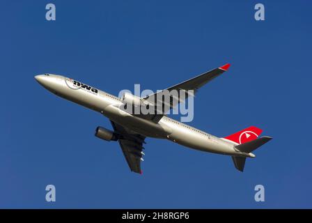 NWA, Northwest Airlines, Airbus A330 aereo aereo aereo di linea N818NW decollo da Londra Heathrow Airport, Regno Unito in cielo blu. Volo internazionale a lunga percorrenza Foto Stock
