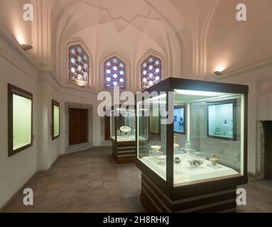 Interno, esposizione del museo della scienza islamica e dell'arte. Collezione del museo degli oggetti domestici, dei piatti e degli oggetti di culto Foto Stock