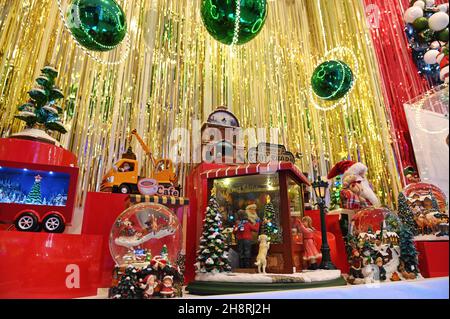 TORINO, ITALIA - 02 novembre 2021: Colorate decorazioni natalizie presso il negozio temporaneo riaperto di Torino; 2 novembre 2021 Foto Stock