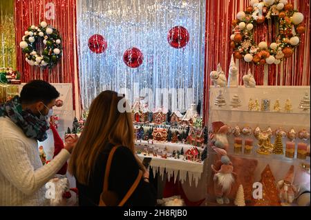 TORINO, ITALIA - Nov 02, 2021: I turisti che acquistano nel tradizionale mercato temporaneo che vende decorazioni a tema natalizio, Torino, Italia Foto Stock