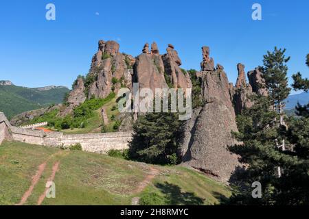 BELOGRADCHIK, BULGARIA - 22 MAGGIO 2021: Rovine della fortezza medievale di Belogradchik conosciuta come Kaleto, regione di Vidin, Bulgaria Foto Stock