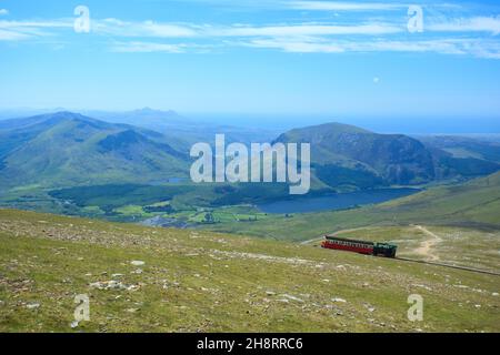 Vista da Snowdon in una luminosa giornata di sole con la carrozza di montagna Snowdon Foto Stock