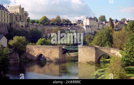 Chateau des Ducs de la Trémoille (Castello dei Duchi di Tremoille), cappella, case e ponte di pietra e ferro attraverso il fiume Thouet a Thouars, Francia Foto Stock