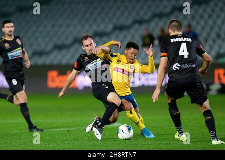 Newcastle Jets Midfielder Angus Thurgate (32) e i Mariners della Costa Centrale in avanti Samuel Silvera (17) battaglia per la palla (foto di Damian Briggs/ Speed Media) Foto Stock