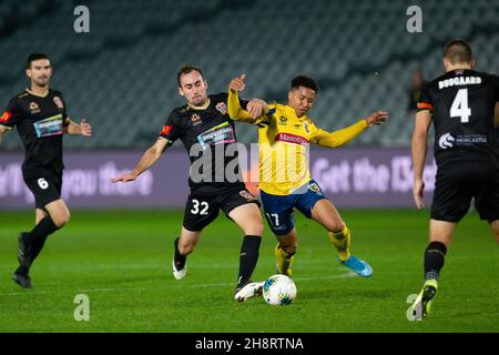 Newcastle Jets Midfielder Angus Thurgate (32) e i Mariners della Costa Centrale in avanti Samuel Silvera (17) battaglia per la palla (foto di Damian Briggs/ Speed Media) Foto Stock