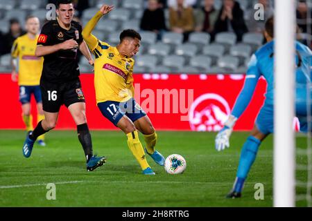 Central Coast Mariners Forward Samuel Silvera (17) spara al traguardo (foto di Damian Briggs/ Speed Media) Foto Stock