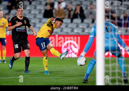 Central Coast Mariners Forward Samuel Silvera (17) spara al traguardo (foto di Damian Briggs/ Speed Media) Foto Stock