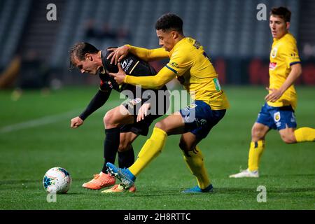 Newcastle Jets Forward Nicholas Fitzgerald (11) protegge la palla da Mariners Central Coast in avanti Samuel Silvera (17). (Foto di Damian Briggs/ Speed Media) Foto Stock