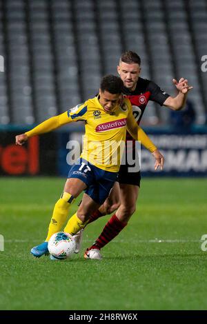 La costa centrale Mariners in avanti Samuel Silvera (17) è imbrigliata dal difensore dei Wanderers di Sydney occidentale Matthew Jurman (6) Foto Stock