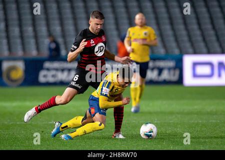 La costa centrale Mariners in avanti Samuel Silvera (17) è imbrigliata dal difensore dei Wanderers di Sydney occidentale Matthew Jurman (6) Foto Stock