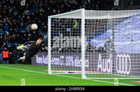 Madrid, Spagna. 1 dicembre 2021. Il portiere di Bilbao, Unai Simon, cerca di fare un salvataggio durante una partita di calcio spagnola di prima divisione tra il Real Madrid e l'Athletic Club Bilbao a Madrid, Spagna, 1 dicembre 2021. Credit: Gustavo Valiente/Xinhua/Alamy Live News Foto Stock