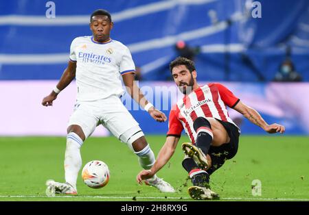 Madrid, Spagna. 1 dicembre 2021. Il Ferland Mendy (L) di Real Madrid vibra con il Raul Garcia di Bilbao durante una partita di calcio spagnola di prima divisione tra il Real Madrid e l'Athletic Club Bilbao a Madrid, in Spagna, 1 dicembre 2021. Credit: Gustavo Valiente/Xinhua/Alamy Live News Foto Stock