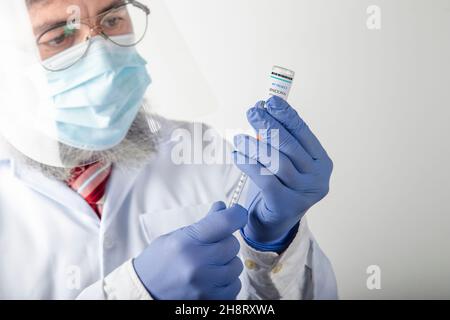 Il primo piano di un medico competente prepara il vaccino prima dell'iniezione Foto Stock