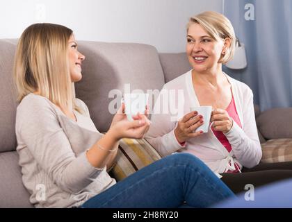 Mamma e figlia adulta che parlano Foto Stock