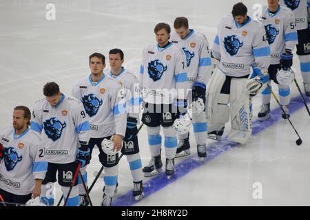 San Pietroburgo, Russia. 01 dicembre 2021. I giocatori di Dinamo Minsk sono visti durante la stagione regolare KHL 2021-22 della lega di Hockey Kontinental tra SKA San Pietroburgo e Dinamo Minsk al Palazzo dello Sport su ghiaccio.Partitura finale; SKA San Pietroburgo 2:1 Dinamo Minsk. Credit: SOPA Images Limited/Alamy Live News Foto Stock