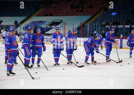 San Pietroburgo, Russia. 01 dicembre 2021. I giocatori di SKA San Pietroburgo sono visti durante la stagione regolare KHL 2021-22 della lega di Hockey Kontinental tra SKA San Pietroburgo e Dinamo Minsk al Palazzo dello Sport su ghiaccio.Partitura finale; SKA San Pietroburgo 2:1 Dinamo Minsk. Credit: SOPA Images Limited/Alamy Live News Foto Stock