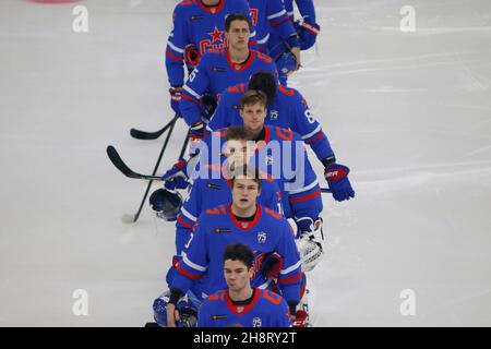 San Pietroburgo, Russia. 01 dicembre 2021. I giocatori di SKA San Pietroburgo sono visti durante la stagione regolare KHL 2021-22 della lega di Hockey Kontinental tra SKA San Pietroburgo e Dinamo Minsk al Palazzo dello Sport su ghiaccio.Partitura finale; SKA San Pietroburgo 2:1 Dinamo Minsk. Credit: SOPA Images Limited/Alamy Live News Foto Stock