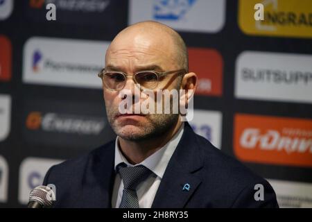 San Pietroburgo, Russia. 01 dicembre 2021. Craig Woodcroft, allenatore di Dinamo Minsk, visto durante la stagione regolare 2021-22 KHL della Kontinental Hockey League tra SKA Saint Petersburg e Dinamo Minsk presso il Ice Sports Palace. Punteggio finale; SKA San Pietroburgo 2:1 Dinamo Minsk. Credit: SOPA Images Limited/Alamy Live News Foto Stock