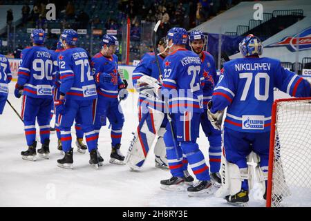 San Pietroburgo, Russia. 01 dicembre 2021. I giocatori di SKA San Pietroburgo sono visti durante la stagione regolare KHL 2021-22 della lega di Hockey Kontinental tra SKA San Pietroburgo e Dinamo Minsk al Palazzo dello Sport su ghiaccio.Partitura finale; SKA San Pietroburgo 2:1 Dinamo Minsk. Credit: SOPA Images Limited/Alamy Live News Foto Stock