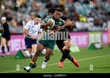 Il filipo Daugunu dei Wallabies è affrontato da Caleb Clarke of the All Blacks durante la partita della Bledisloe Cup tra i Wallabies australiani e i All Blacks neozelandesi all'ANZ Stadium il 31 ottobre 2020 a Sydney, Australia. (Foto di Steven Markham/Speed Media) Foto Stock