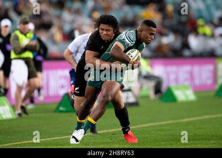 Il filipo Daugunu dei Wallabies è affrontato da Caleb Clarke of the All Blacks durante la partita della Bledisloe Cup tra i Wallabies australiani e i All Blacks neozelandesi all'ANZ Stadium il 31 ottobre 2020 a Sydney, Australia. (Foto di Steven Markham/Speed Media) Foto Stock