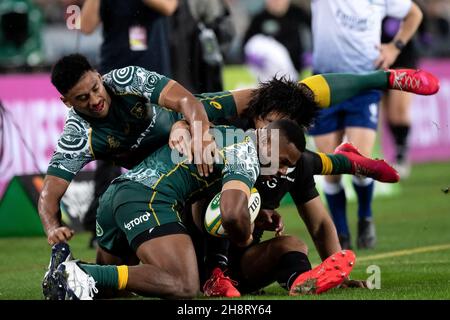 Il filipo Daugunu dei Wallabies è affrontato da Caleb Clarke of the All Blacks durante la partita della Bledisloe Cup tra i Wallabies australiani e i All Blacks neozelandesi all'ANZ Stadium il 31 ottobre 2020 a Sydney, Australia. (Foto di Steven Markham/Speed Media) Foto Stock