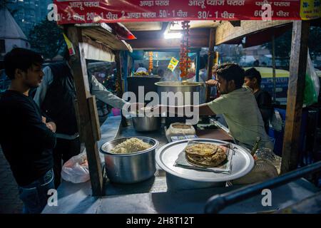 Ghaziabad, India. 01 dicembre 2021. I venditori indiani di strada sono visti vendere cibo vicino Anand vihar bus terminal.in 2020-21 strada che vende il commercio è stato colpito male a causa del coronavirus. (Foto di Pradeep Gaur/SOPA Images/Sipa USA) Credit: Sipa USA/Alamy Live News Foto Stock