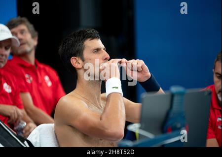 SYDNEY, AUSTRALIA - GENNAIO 11: Novak Djokovic della Serbia al cambio di fine durante il giorno nove della semi-finale single match alla ATP Cup 2020 Tennis alla Ken Rosewall Arena il 11 Gennaio 2020 a Sydney, Australia. Foto Stock