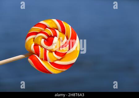 Pop arcobaleno colorato e sfondo naturale. Foto di alta qualità Foto Stock