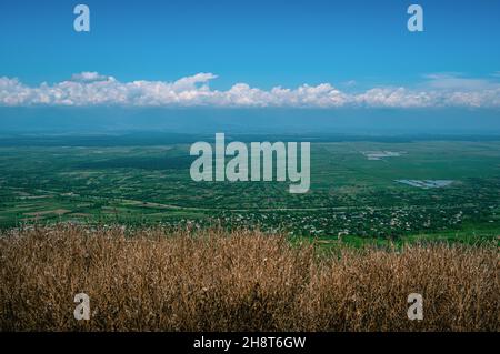 Vista panoramica di campi eterni contro cieli nuvolosi nella città di Signagi. Provincia di Kakheti, Georgia. Foto Stock