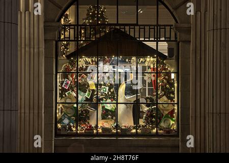 Dublino, Irlanda - 13 novembre 2021: Bella vista serale delle decorazioni natalizie sulle finestre di un Post, Ufficio postale generale su o'Connell Street Foto Stock