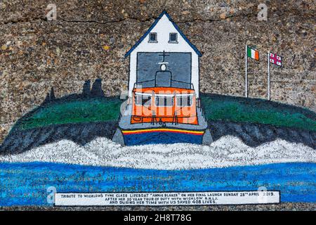 Imbarcazione di salvataggio dipinta sul molo, Wicklow Harbour, County Wicklow, Irlanda Foto Stock