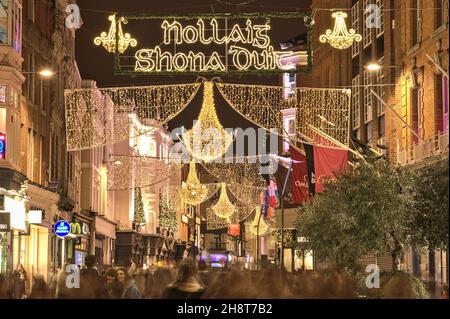 Dublino, Irlanda - Novembre 13. 2021: Nollaig shona dhuit luci di Natale. Allegro cartello di Natale scritto in lingua irlandese (gaelica) Foto Stock