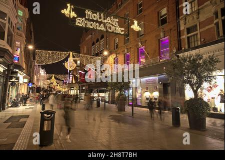 Dublino, Irlanda - Novembre 13. 2021: Vista serale delle luci di Natale di Nollaig shona dhuit. Allegro cartello di Natale scritto in lingua irlandese Foto Stock