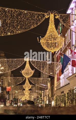 Dublino, Irlanda - Novembre 13. 2021: Primo piano sera di decorazioni delle luci di Natale su Grafton Street. Strada affollata durante la pandemia COVID Foto Stock